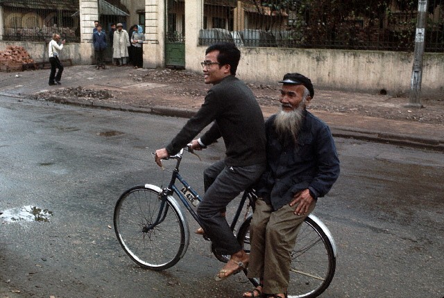 Hà Nội 18/3/1973. Hai cha con trên một chiếc xe đạp.